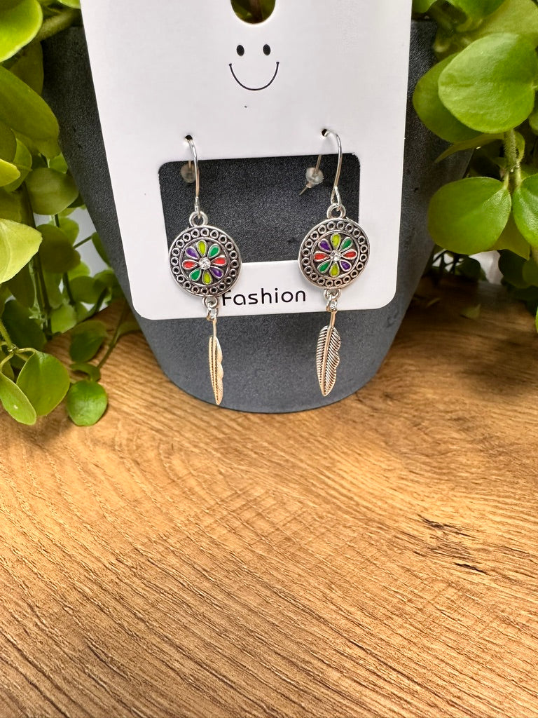 Boho-Dreamcatcher Ohrringe mit bunten Details & Federanhänger