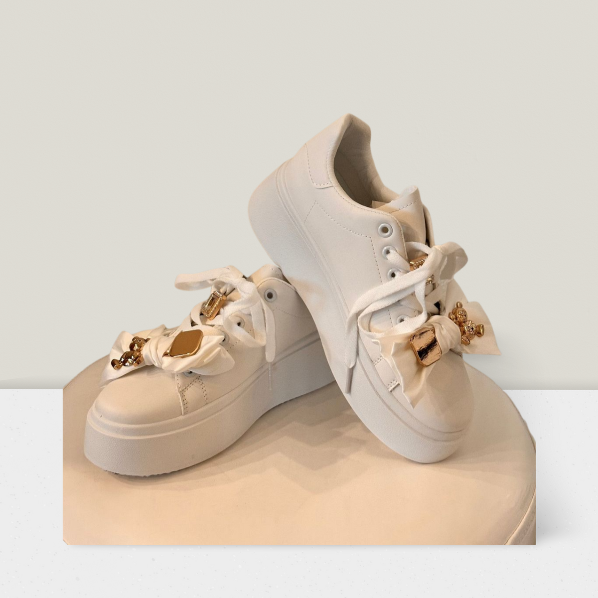 Sneakers mit Schleife und goldenen Details