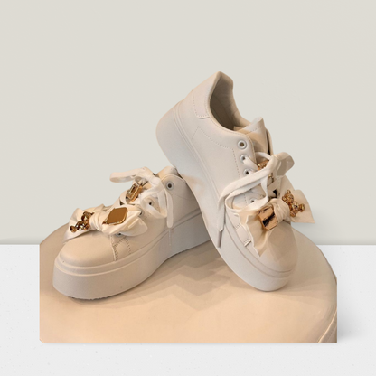 Sneakers mit Schleife und goldenen Details