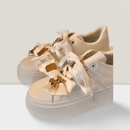 Sneakers mit Schleife und goldenen Details