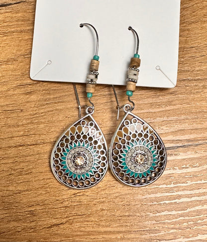 Boho Tropfen-Ohrringe mit filigranem Muster & Perlenakzenten 🌿