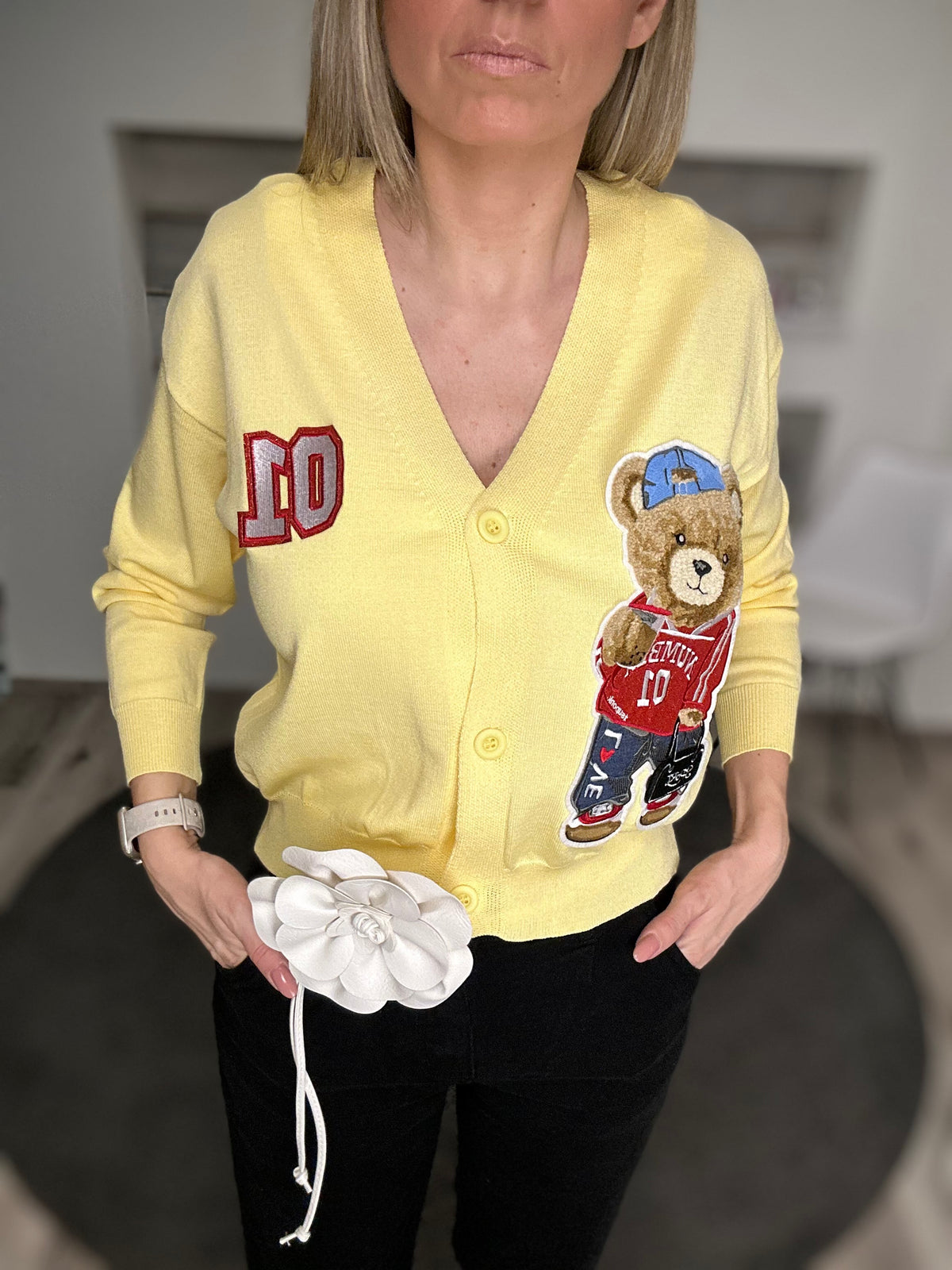 Cardigan mit Bären-Patch – Cute meets Cool!