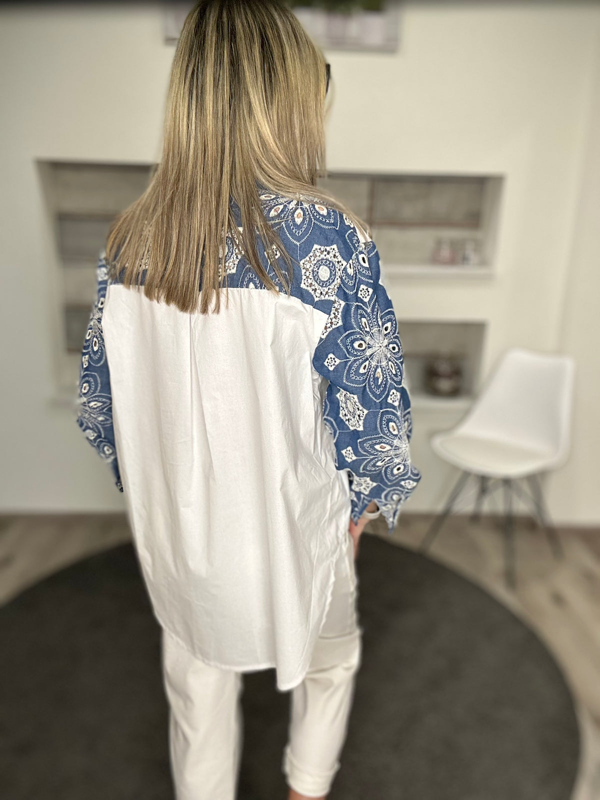 Statement-Bluse im Bandana-Style – Cool, kontrastreich & absolut besonders!