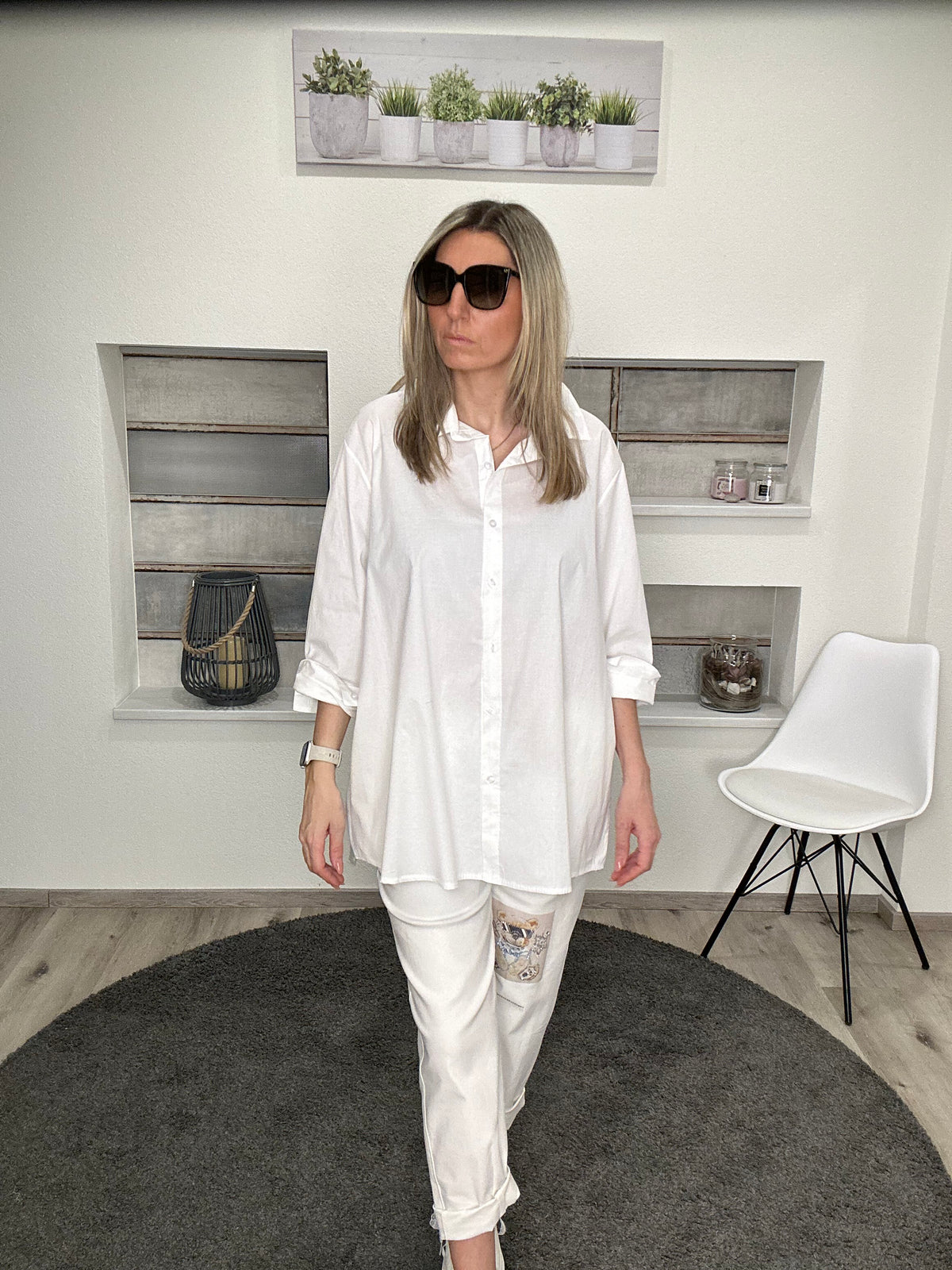 Oversize-Bluse mit Leo-Stern – Klassisch trifft Statement!
