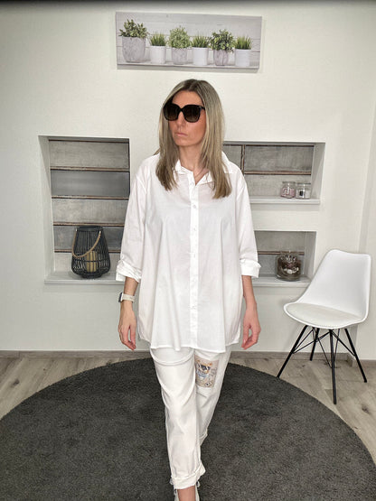 Oversize-Bluse mit Leo-Stern – Klassisch trifft Statement!