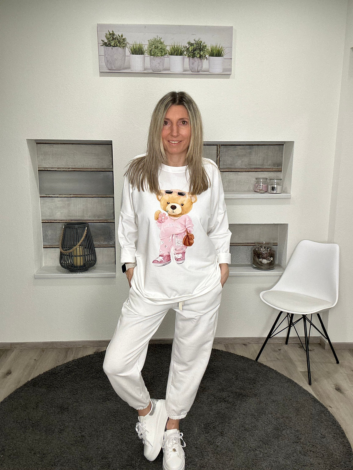 Sweatshirt mit süßem Bären-Motiv und Strass-Verzierung