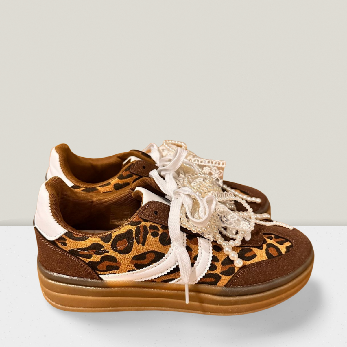 Leo-Sneaker mit & Perlen-Details