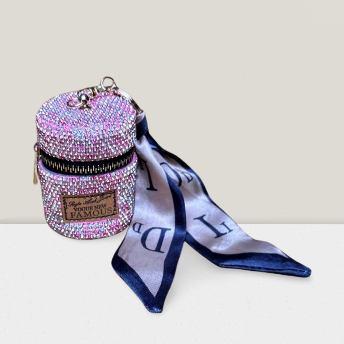 👜 Mini Glam Crush – Strass-Case mit Charme & Schleife 👜